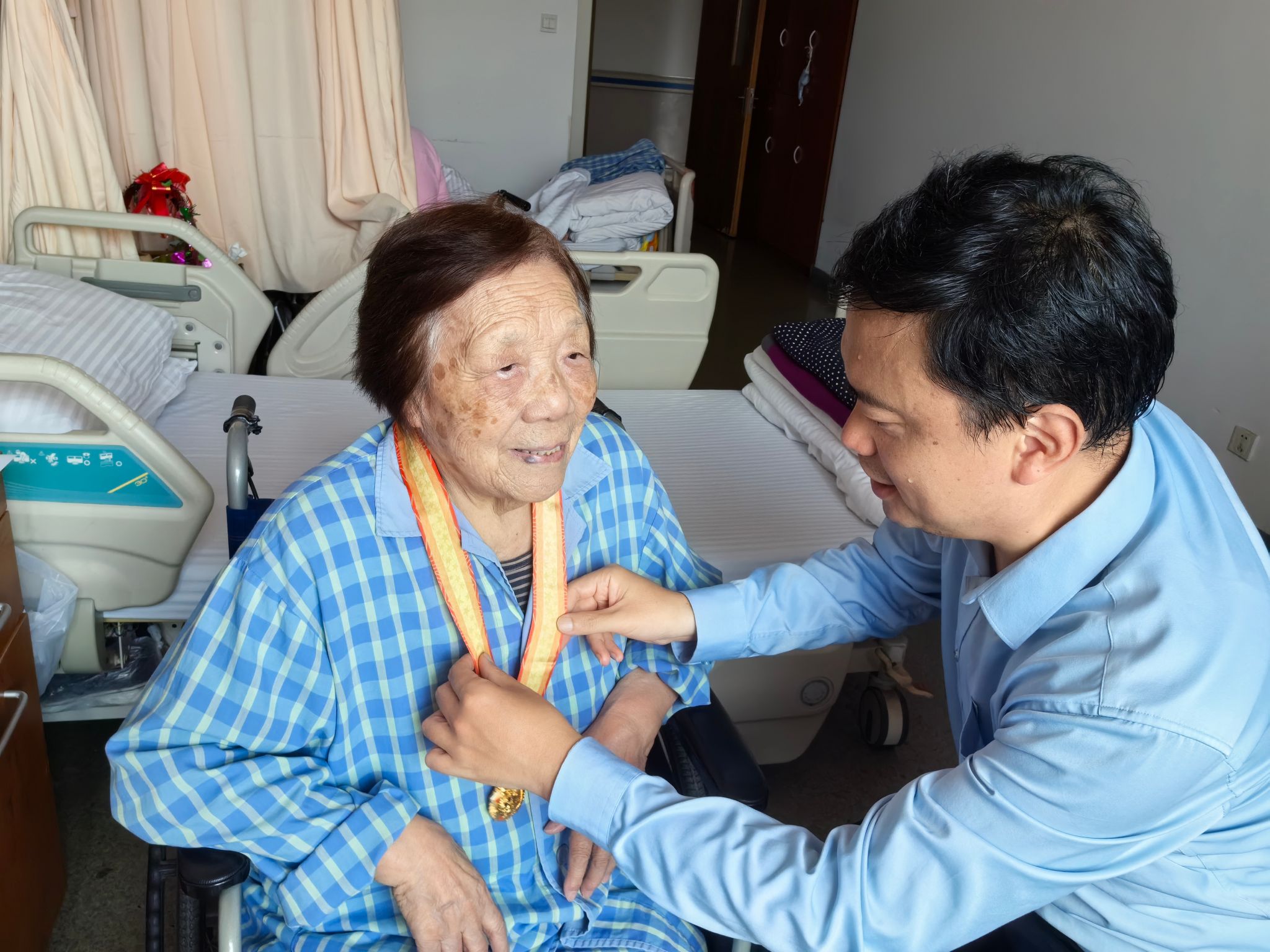 党委副书记、副校长胡大伟慰问芮美.jpg 党委副书记、副校长胡大伟慰问芮美.jpg