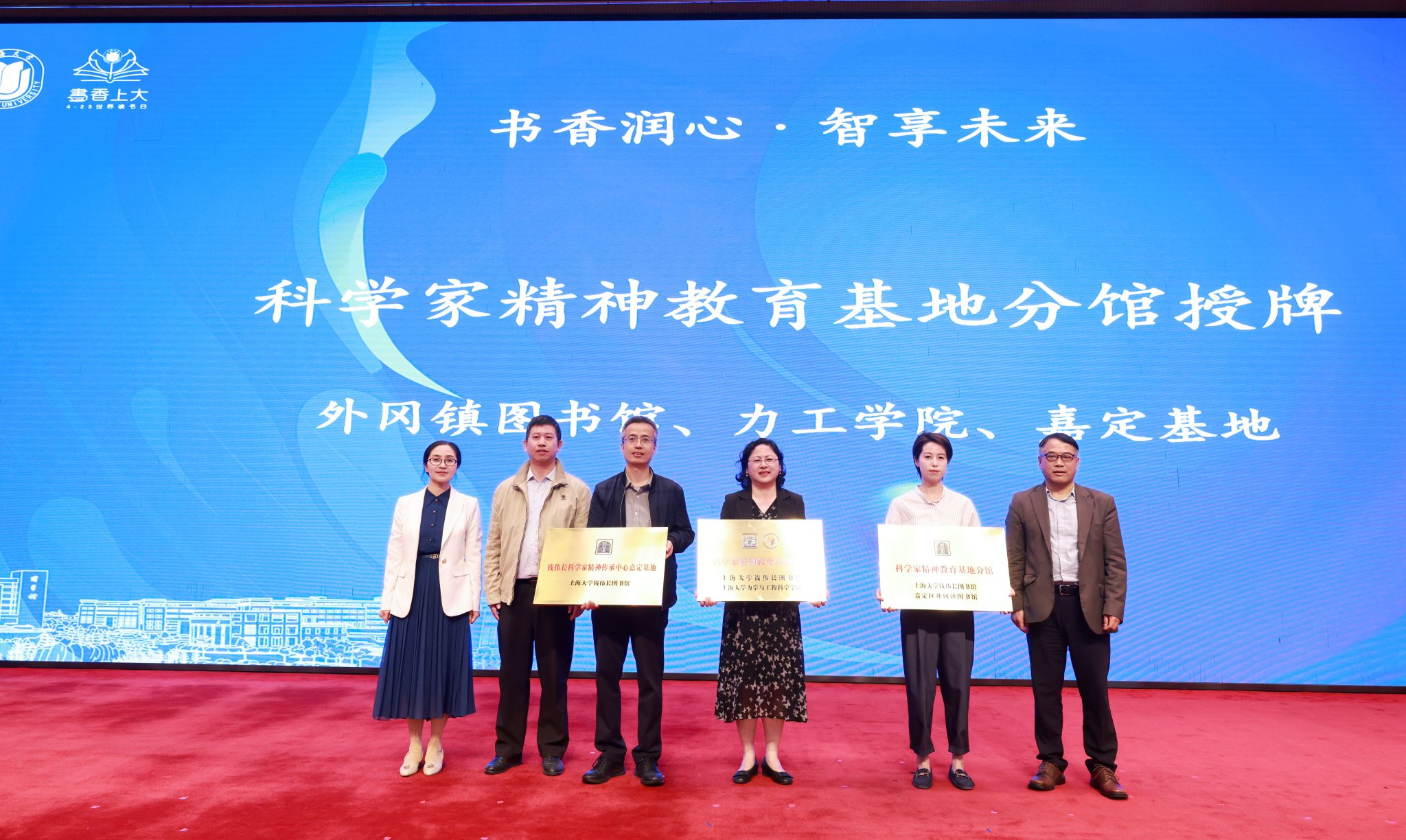 颁发铜牌.jpg 颁发铜牌.jpg